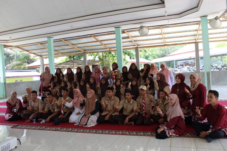 Dinas Pengendalian Penduduk dan Keluarga Berencana Bersama Bunda Genre Sijunjung Melakukan Pembinaan PIK-R di SMKN 04 SIJUNJUNG