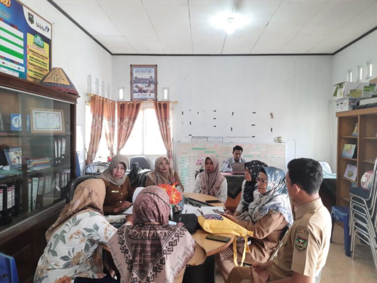 Monitoring dan Evaluasi Pelaksanaan Verifikasi dan Validasi Data Keluarga Berisiko Stunting di Balai Penyuluh Kecamatan Kamang Baru