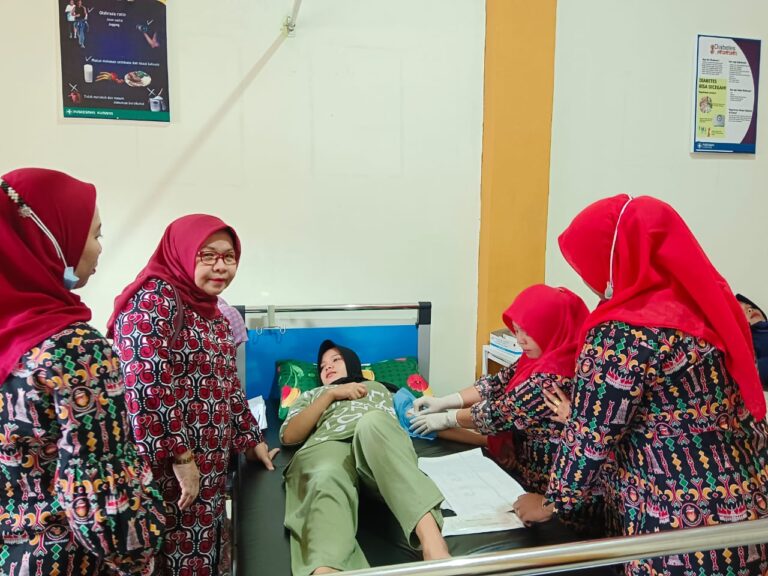 Dalam Rangka Hari Jadi Kabupaten Sijunjung Ke-75 Tahun dan TMMN ke-119		Dinas Pengendalian Penduduk Bersama Puskesmas Kumanis Kecamatan Sumpur Kudus dan Mitra Kerja Melakukan Pelayanan MKJP IUD dan Implant Gratis