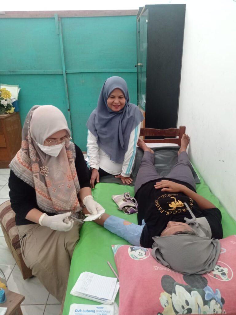 Puskesmas Pembantu (PUSTU) Pematang Panjang Kecamatan Sijunjung  Bersama Dinas Pengendalian Penduduk dan Keluarga Berencana Melakukan Pelayanan KB MKJP Gratis