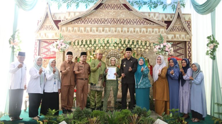 Bupati Sijunjung Serahkan Sertifikat ELSIMIL ke penganten di Jorong Tangah Nagari Muaro